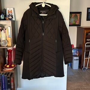 Bernardo Black puffer coat with zip out bib and hood. Thumb hole sleeves.